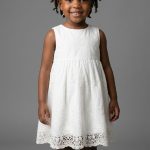 Robe Blanche Évasée à Broderies et Finitions Dentelle