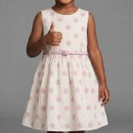 Robe sans manches à pois avec ceinture assortie